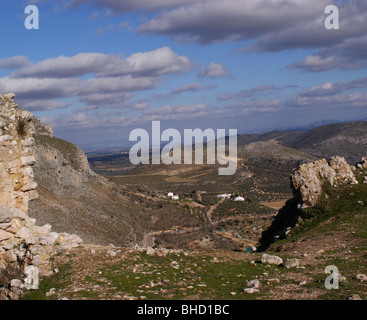 LANDSCHAFTSBILD VON TEBA SCHLOSSTURM IN ANDALUSIEN SPANIEN Stockfoto