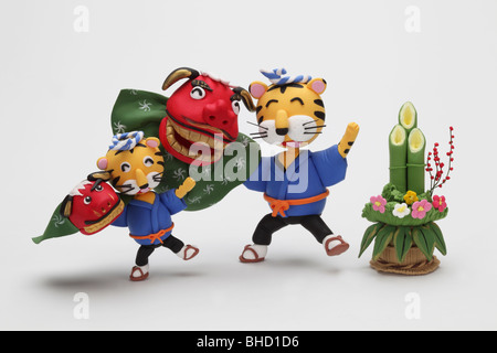 Tiger Figuren tun Lion Dance Neben kadomatsu Stockfoto