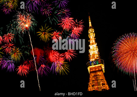 Feuerwerk über Tokyo Tower, Minato-ku, Tokio, Japan Stockfoto