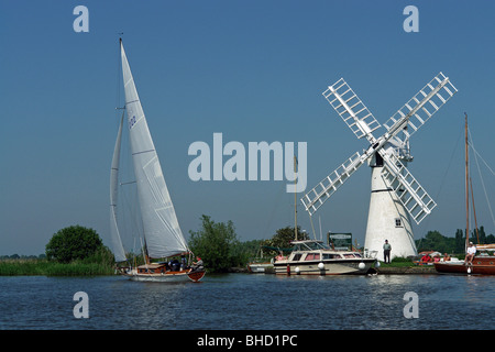 Segeln bei Thurne auf dem Fluß Thurne, Norfolk. Das Boot ist in die drei Flüsse Rennen jährlich racing. Auch Thurne Mühle. Stockfoto