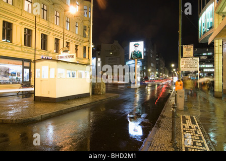 Checkpoint Charlie in der Friedrichstraße bei Nacht, Berlin. Deutschland. Stockfoto