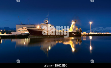 Fischtrawler im Hafen von Akureyri, Island Stockfoto