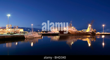 Fischtrawler im Hafen von Akureyri, Island Stockfoto