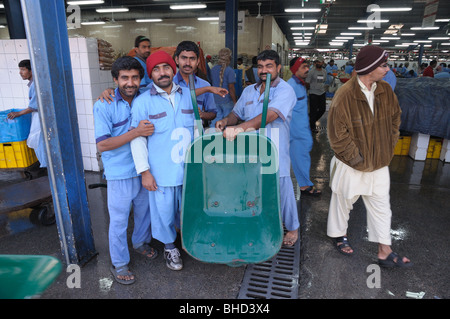 Arbeitnehmer auf dem Fischmarkt in Dubai, Vereinigte Arabische Emirate Stockfoto