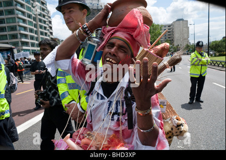 "Marsch für die Inhaftierten Tamilen" London 20. Juni 2009. Mann mit Krug auf Kopf und Polizei Stockfoto