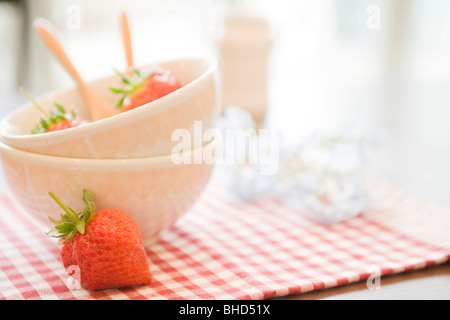 Erdbeeren in Schüssel auf Tisch Stockfoto