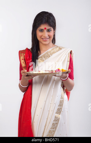 Eine bengalische Frau mit einem Tablett Stockfoto
