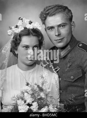 Menschen, Hochzeit, brautpaar, Frau im Hochzeitskleid und Mann in Uniform der Wehrmacht, ca. 1942, Stockfoto