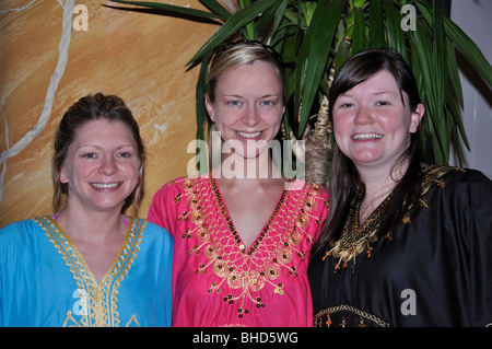 Junge Frauen Touristen in arabischen Kleid, Riu ClubHotel Bellevue Park, Port El Kantaoui, Sousse Governorate, Tunesien Stockfoto