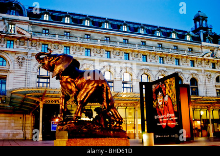 Paris, Frankreich, französische Denkmäler, Kunstmuseum, Musée d'Orsay, Außenfassade, Vorderseite, Nachtansicht mit öffentlicher Skulptur, französisches Reiseposter, Außenansicht Stockfoto