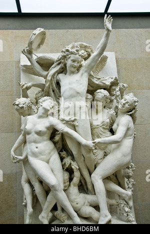 Paris, Frankreich - Orsay Museum, zentraler Skulpturengang, mit Sammlung französischer Skulpturen aus dem 19. Jahrhundert, 'Tanz' Marmorskulptur Frauenfigur, urbane Kunst Paris, romantische Kunst Stockfoto