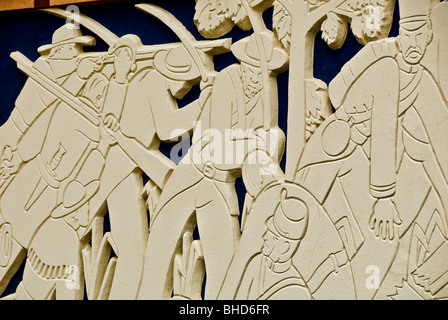 Basentlastung Fries mit Figuren der frühen Pioniere, Entdecker und Soldaten von Texas am Hochhaus im Fair Park, Dallas, Texas Stockfoto