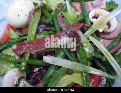 Mahlzeit Salat mit hart gekochten Eiern, Sardellen, Schinken, grüne Bohnen, Oliven, Kapern und Champignons Stockfoto