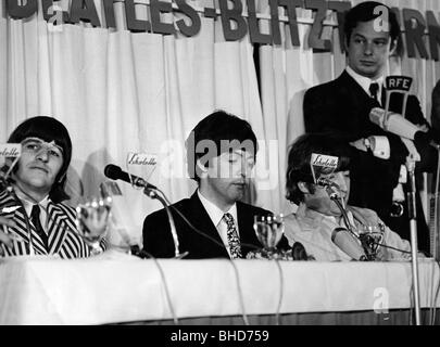 Beatles, 1960 - 1970, britische Rockband, Paul McCartney, John Lennon, Ringo Starr und Brian Epstein, Pressekonferenz, "Bravo Blitz Tour", München, 24.6.1966, Stockfoto