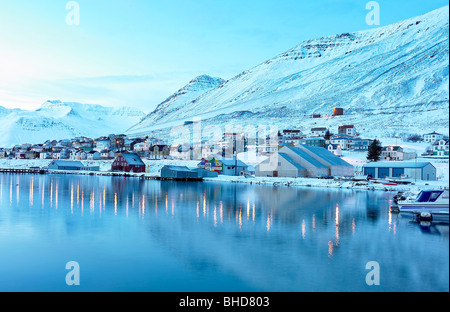 Winter im kleinen Fischerdorf, Siglufjordur, Nordisland Stockfoto