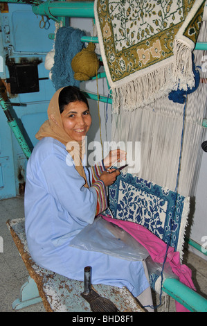 Junge arabische Frau, die Teppiche auf dem Webstuhl herstellt, Sousse Marina, Sousse, Sousse Governorate, Tunesien Stockfoto
