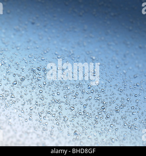 Hochauflösende 3D Render der Wassertropfen auf Glas mit einer geringen Schärfentiefe in klaren, blauen Farben. Stockfoto
