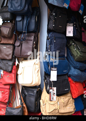 Handtaschen für den Verkauf außerhalb shop Stockfoto