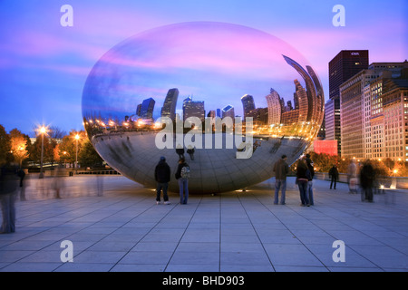 Die Skulptur Cloud Gate auch bekannt als "die Bohne" im Millennium Park angesehen in der Abenddämmerung Stockfoto