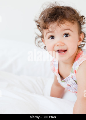 Hispanischen Mädchen kriechen Stockfoto