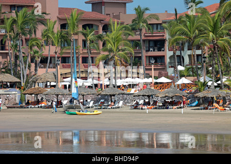 Mexikanischen Strand Mazatlan Mexiko mit Segelboot. Sport und Freizeit Ausrüstung und Touristen genießen tropische Sommer, Sand und Sonne. Stockfoto