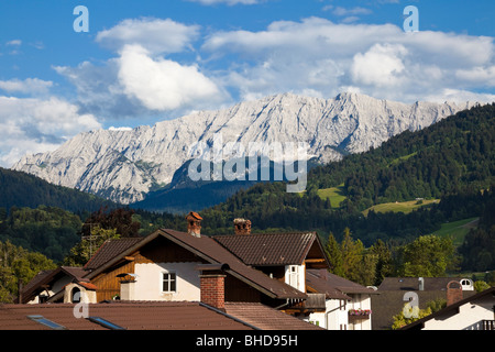 Deutsche Alpen, Deutschland, Bayern - Wettersteinberge mit Dächern von Garmisch-Partenkirchen in den Bayerischen Alpen, Europa im Sommer Stockfoto