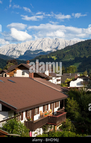 Wettersteingebirge über die Dächer von Garmisch Partenkirchen in den Bayerischen Alpen, Bayern, Deutschland, Europa Stockfoto