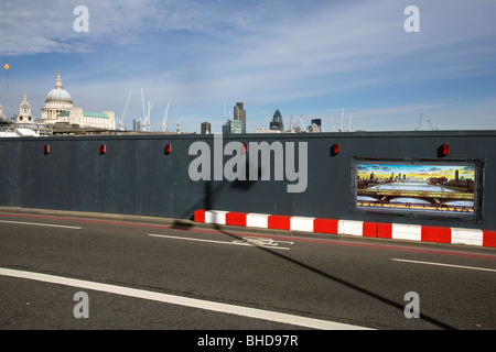 der Blick auf St. Pauls Cathedral und der City of London von der Blackfriars Bridge Stockfoto