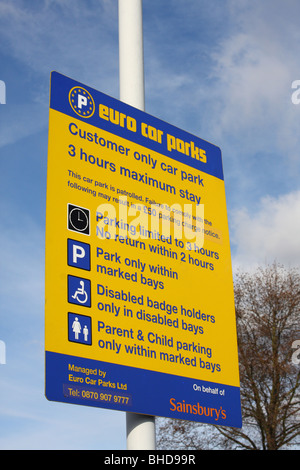Ein Euro-Parkhäuser-Zeichen auf einem Supermarkt-Parkplatz U.K. Stockfoto