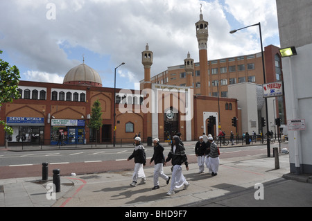 Muslimische Studenten Fuß von der East London - Whitechaple Moschee London Uk Stockfoto