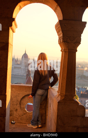 Ein blondes Mädchen auf Fischerbastei beobachten das Parlamentsgebäude in Budapest Stockfoto