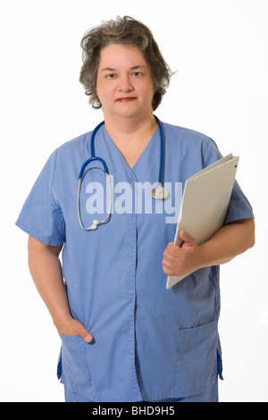 Eine weibliche Pflegekraft Portrait mit einem Stethoskop Holding eine Zwischenablage. Stockfoto