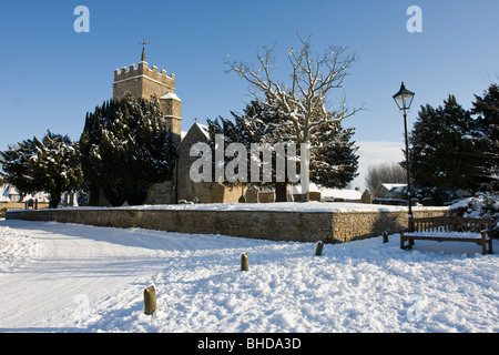 Ducklington Kirche im Schnee Stockfoto