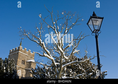 Ducklington Kirche im Schnee Stockfoto