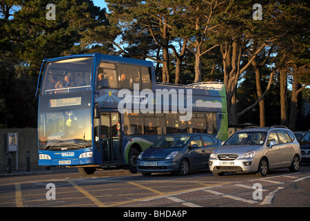Wilts & Dorset Breezer Bus und Autos hielten an Sandbänken Fähre Weg warten auf die Kette Fähre Studland und Swanage Stockfoto