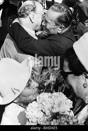 Tito (Josip Broz), 25.2.1892 - 4.5.1980, jugoslawischer Politiker, Präsident 14.1.1953 - 4.5.1980, Staatsbesuch in Ostdeutschland, mit Walter Ulbricht, wifes Jovanka und Lotte im Vordergrund, East Berlin, Juni 1966, Stockfoto