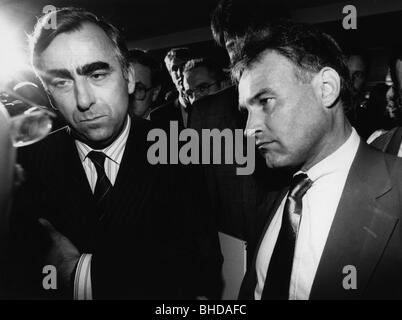 Waigel, Theodor "Theo", * 24.4.1939, deutscher Politiker (CSU), Bundesfinanzminister, 1989 - 1998, CSU-Vorsitzender, 1988 - 1999, Porträt (links), mit Erwin Huber, ca. 1990, Stockfoto