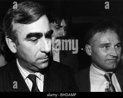 Waigel, Theodor "Theo", * 24.4.1939, deutscher Politiker (CSU), Bundesfinanzminister, 1989 - 1998, CSU-Vorsitzender, 1988 - 1999, Porträt (links), mit Erwin Huber, ca. 1990, Stockfoto
