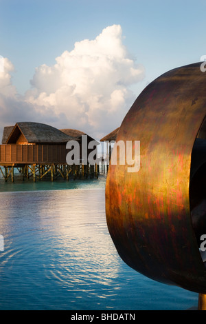 Skulptur und gestelzt Villen auf maledivische Insel Stockfoto