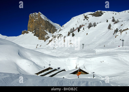 Verschneite Hütten auf der Alp Petit Pre, peak Six Armaille in den Rücken, Ovronnaz, Wallis, Schweiz Stockfoto