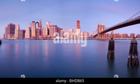 Skyline von Manhatten und Brooklyn Bridge gesehen von Long Island Stockfoto