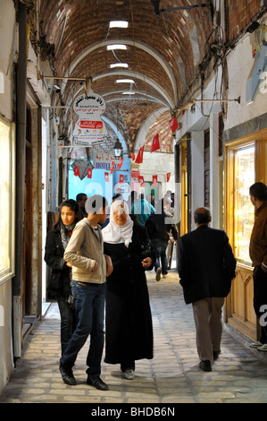 Gassen mit Geschäften, Medina von Sousse, Tunesien, Sousse, Sousse Governorate abgedeckt Stockfoto