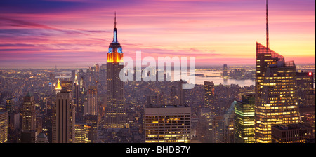 Erhöhten Blick auf das Empire State building bei Sonnenuntergang angesehen Stockfoto