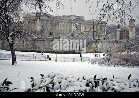 "Buckinghampalast im Schnee vom st. James Park aus gesehen Stockfoto