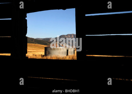 Fenster in alten Scheune mit Blick auf Getreide Panzer und Berge in Idaho Stockfoto