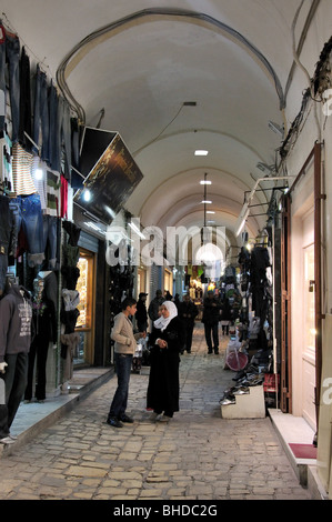 Gassen mit Geschäften, Medina von Sousse, Tunesien, Sousse, Sousse Governorate abgedeckt Stockfoto