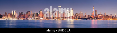 Skyline von New York sehen in der Dämmerung aus New Jersey Stockfoto