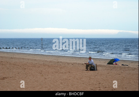 Künstler am Strand von Portobello in Edinburgh, Scotland, UK skizzieren. Stockfoto