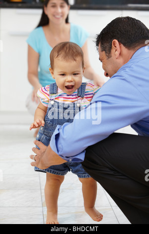 Hispanische Vater mit Tochter spielen Stockfoto