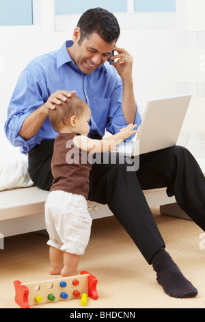 Hispanische Vater Tochter und laptop Stockfoto